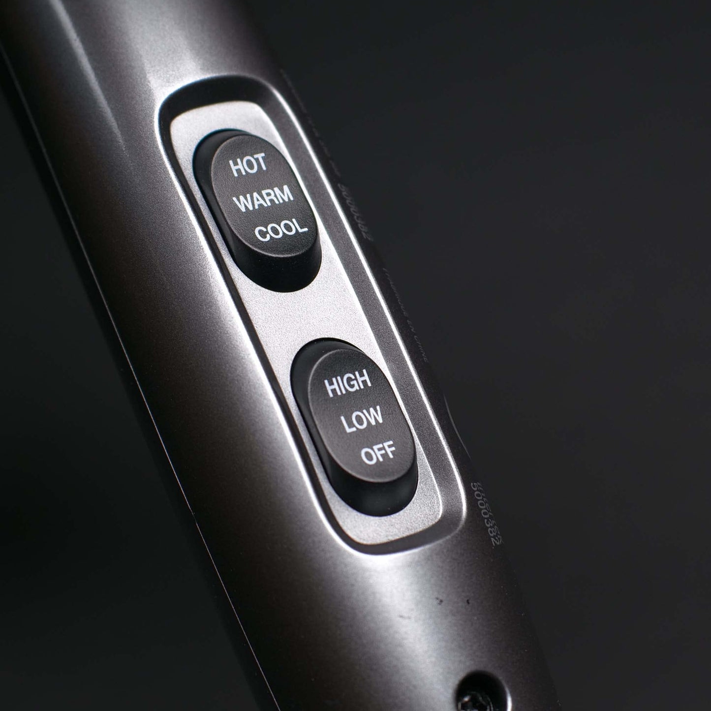 Sèche-cheveux RUSK PRO Speed Titanium, générateur ionique éliminant les frisottis, puissant moteur à courant alternatif avec 6 réglages de vitesse et de chaleur pour un coiffage rapide, ainsi qu'un diffuseur et un concentrateur pour des styles uniques