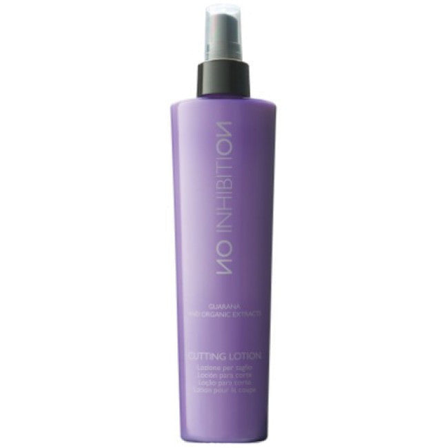 no inhibition cutting lotion gives shape to hair while cutting. Defines and hydrates every section, making hair easy to comb.
With guarana and organic extracts, conditioning and hydrating agents that soothe and condition skin and hair during cutting. Detangling agents protect the hair, eliminate frizz and smooth cuticle scales. The fixative agents in no inhibition cutting lotion help to refine every detail of the hair cut.
Use: Apply before and during every cutting phase.