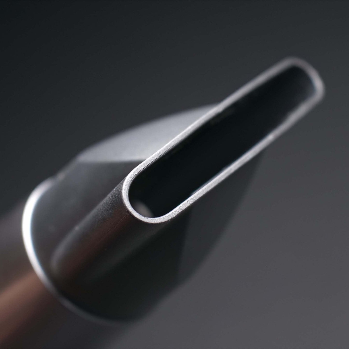 Sèche-cheveux RUSK PRO Speed ​​Titanium, générateur ionique éliminant les frisottis, puissant moteur à courant alternatif avec 6 réglages de vitesse et de chaleur pour un coiffage rapide, ainsi qu'un diffuseur et un concentrateur pour des styles uniques