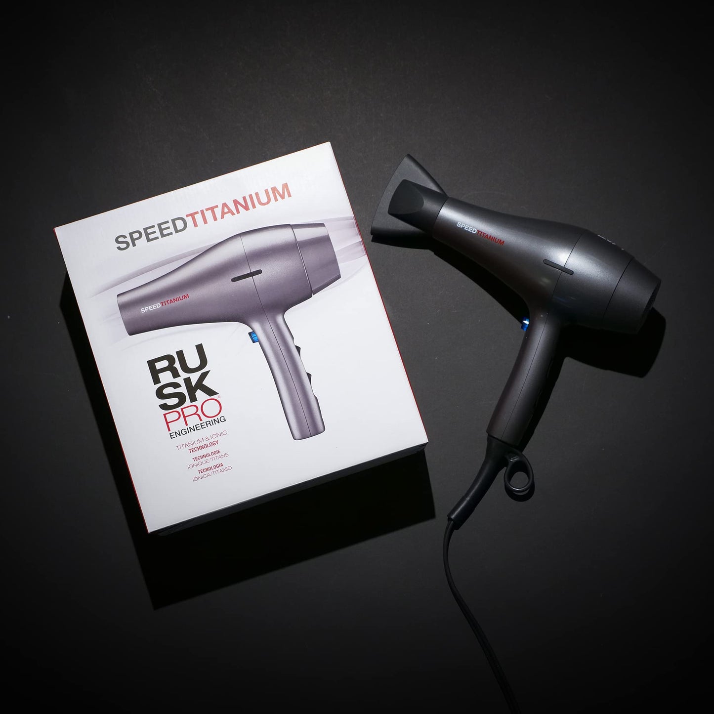 Sèche-cheveux RUSK PRO Speed ​​Titanium, générateur ionique éliminant les frisottis, puissant moteur à courant alternatif avec 6 réglages de vitesse et de chaleur pour un coiffage rapide, ainsi qu'un diffuseur et un concentrateur pour des styles uniques