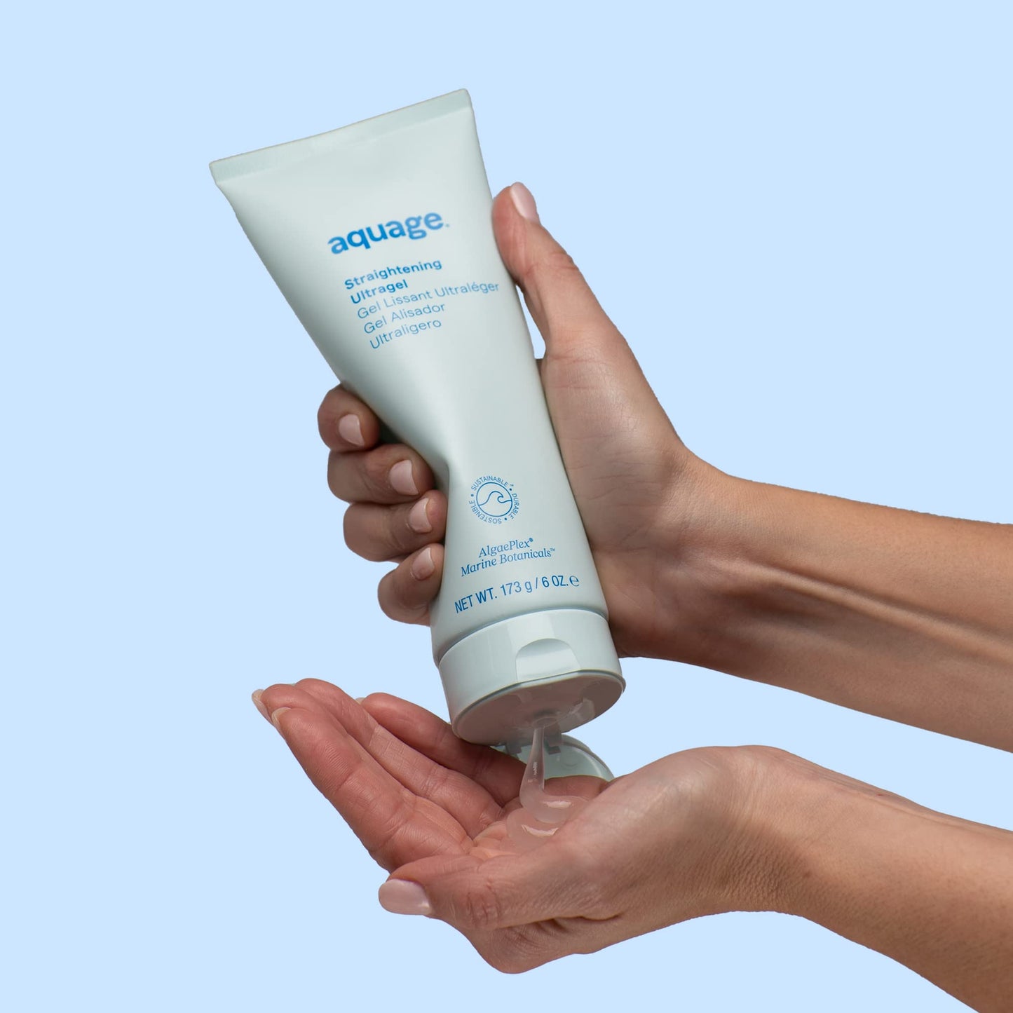 AQUAGE 直发超凝胶，轻盈配方，令卷发、烫发或毛躁秀发顺滑如丝，蕴含 AlgaePlex 海洋植物成分，6 液盎司