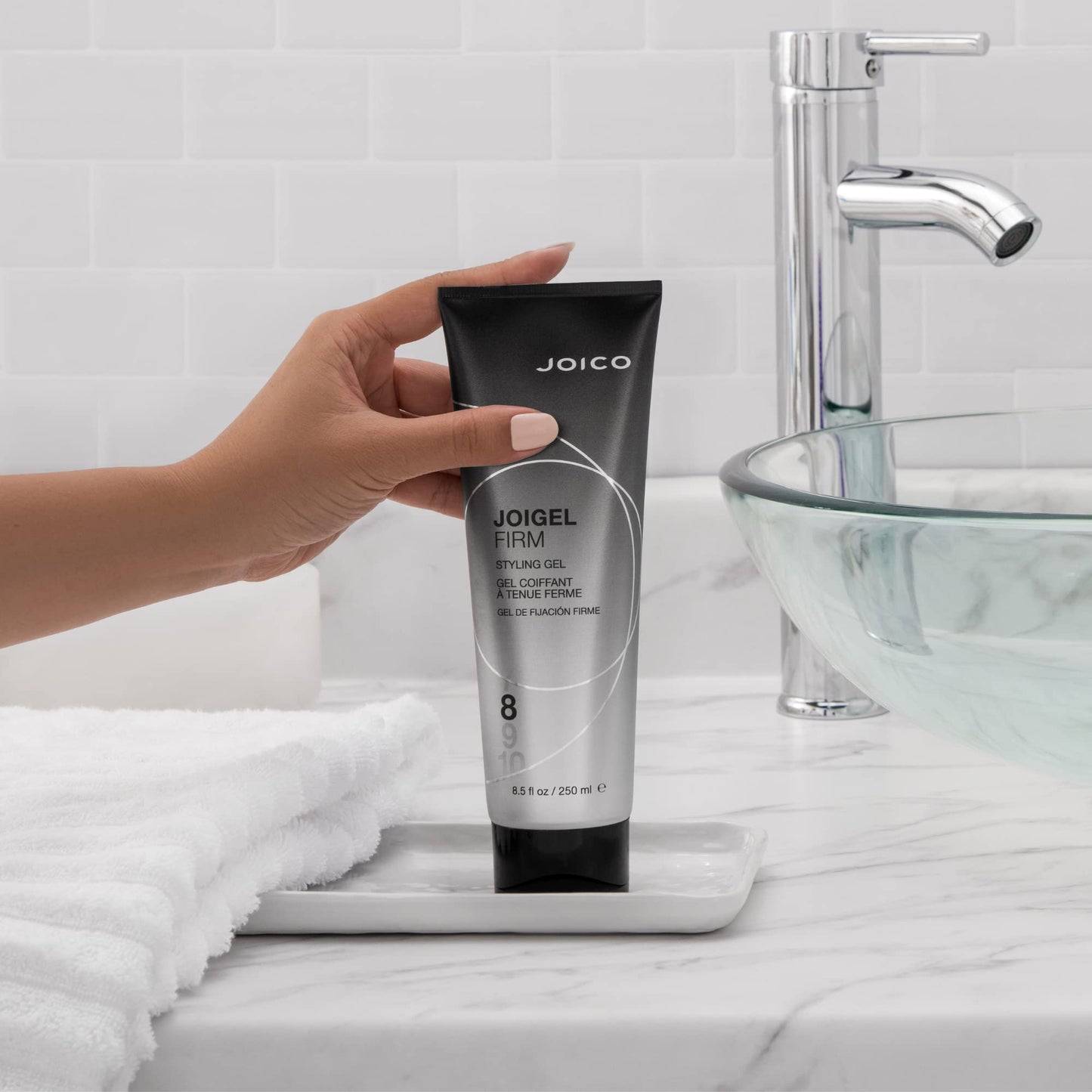 Joico JoiGel 强力定型啫喱 | 适合大多数发质 | 增加发量和丰盈度 | 锁住水分，提升光泽 | 防热防潮 | 防止污染 | 8.5 液体盎司