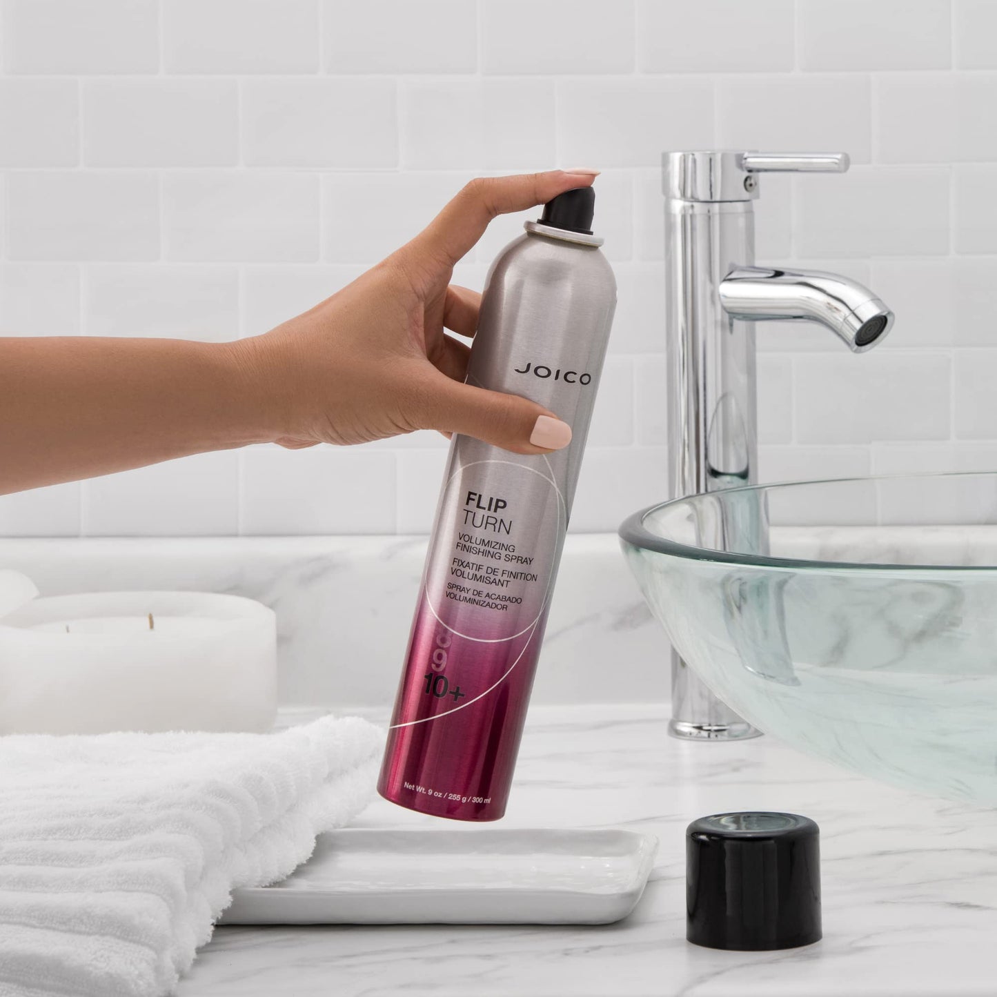 Joico Flip Turn 丰盈定型喷雾 | 适用于大多数发质 | 防潮 | 定型等级 10+ | 防止污染和有害紫外线 | 不含对羟基苯甲酸酯和硫酸盐 | 72 小时定型 | 300 毫升