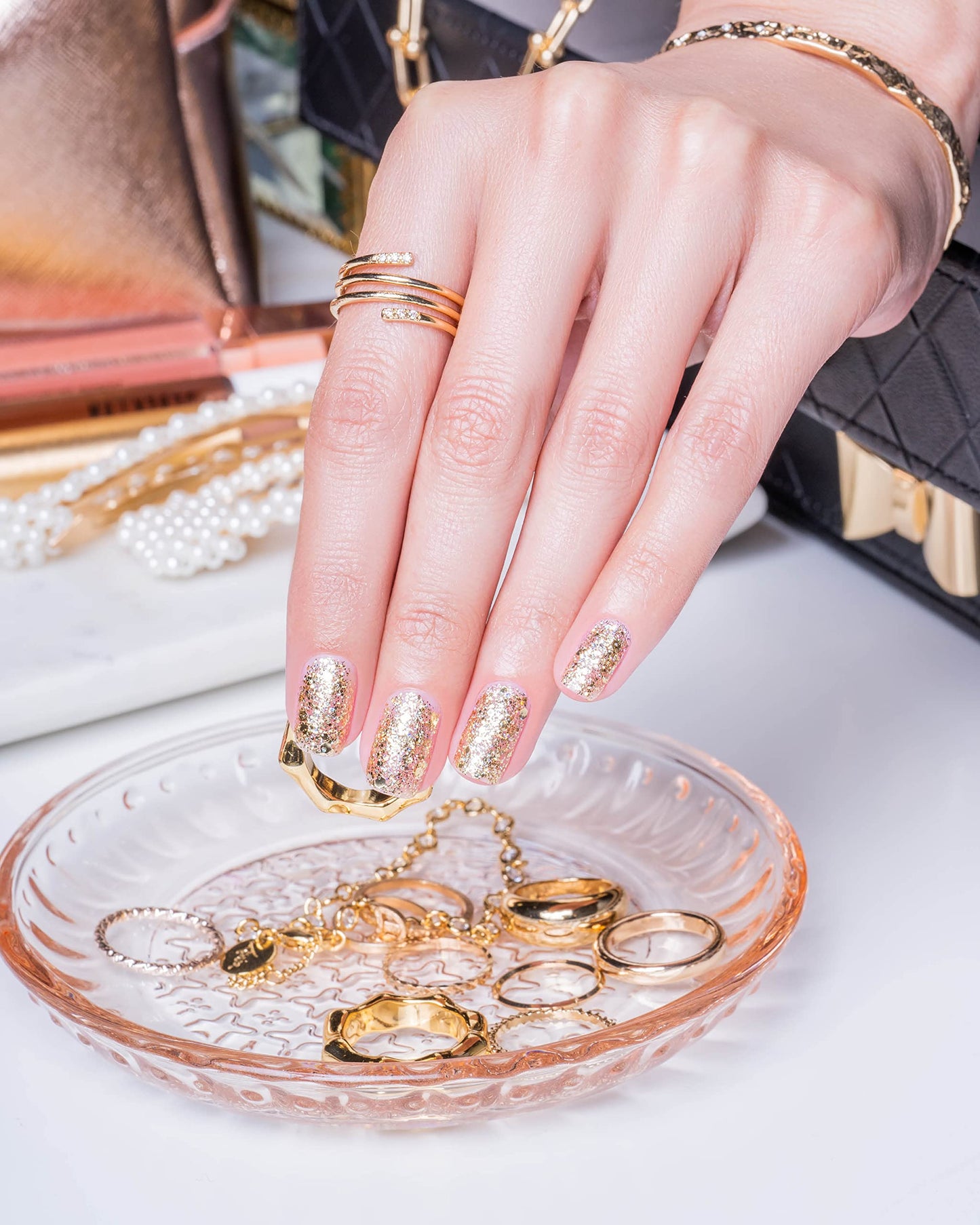 Thistle Gelish Xpress Dip Powder, All That Glitters Is Gold Long-Lasting Nails. Featuring ColorFusion Technology, Odor-Free, Vitamin-Infused Formula, and Up to 21 Days of Chip-Free Wear, 1.5 ounce