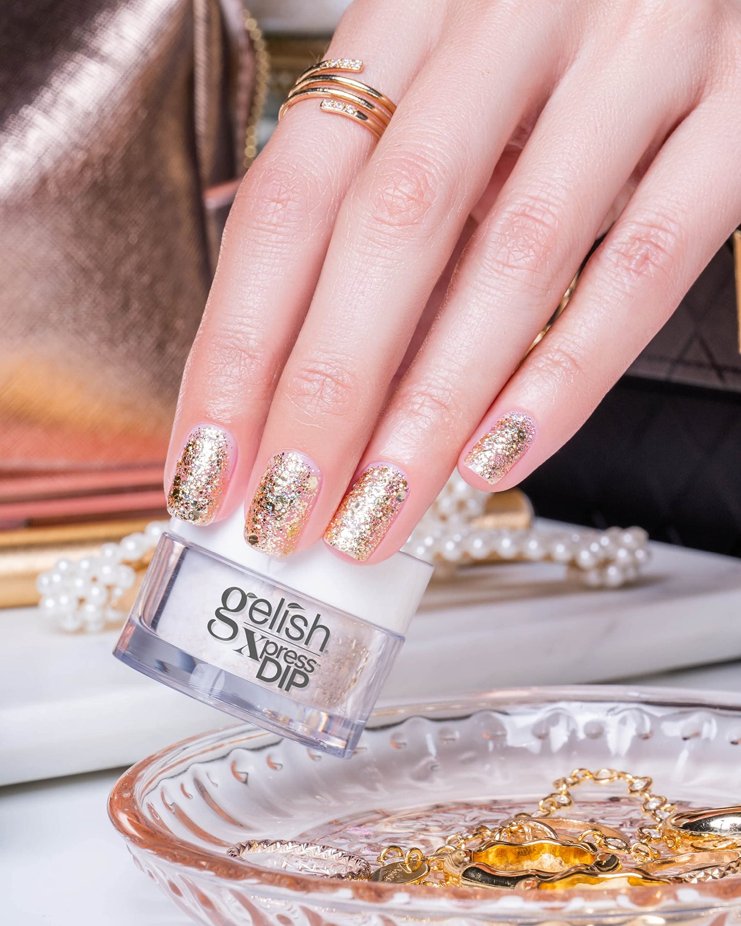 Thistle Gelish Xpress Dip Powder, All That Glitters Is Gold Long-Lasting Nails. Featuring ColorFusion Technology, Odor-Free, Vitamin-Infused Formula, and Up to 21 Days of Chip-Free Wear, 1.5 ounce