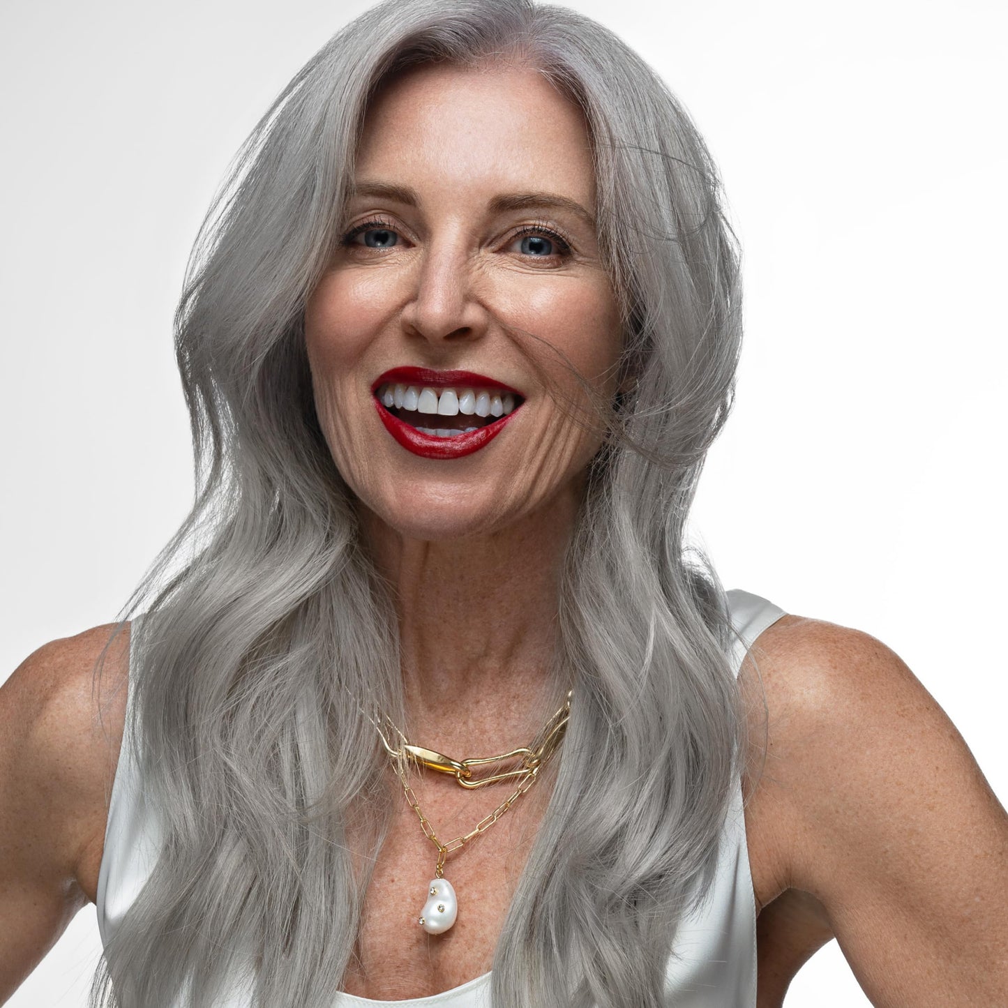 White Smoke AGE beautiful Brightening Wash Shampoo for Silver or Gray Hair, With CoQ10 + Charcoal, Remove Mineral Build-up & Pollution for Bright, Shiny Hair