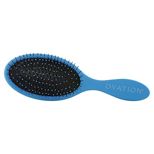Brosse humide et sèche Ovation – Taille unique. Parfait pour tous les types de cheveux. Glisse doucement sur les cheveux mouillés, domptant les enchevêtrements et lissant les nœuds. Les poils flexibles aident à minimiser la casse. Fabriqué aux Etats-Unis.